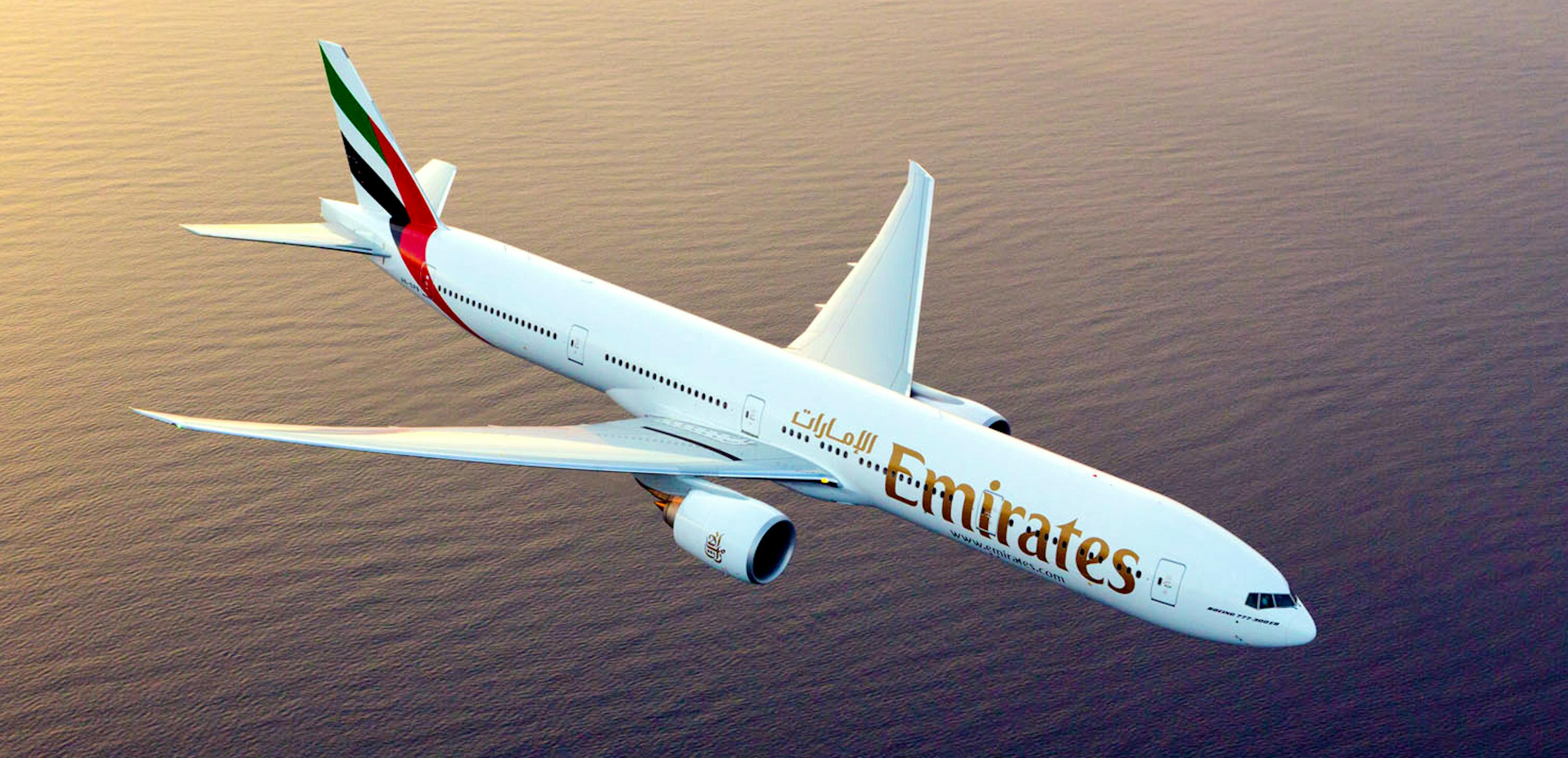 Сайт эмирейтс. Самолет Боинг 777 Emirates. Боинг 777 арабские эмираты. Самолет Эмирейтс Боинг. Boeing 777-300er Fly Emirates.