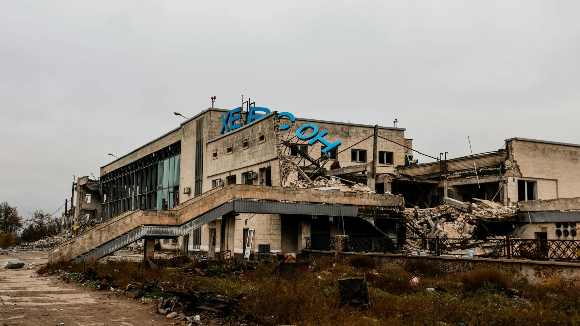 Erste Bilder: Der Flughafen Kherson Nach Dem Russischen Abzug ...